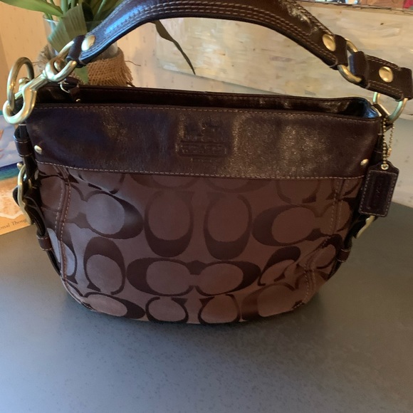 Coach Brown signature handbag, zips, GOLD hardware, Purple lining and footed. - Picture 5 of 11